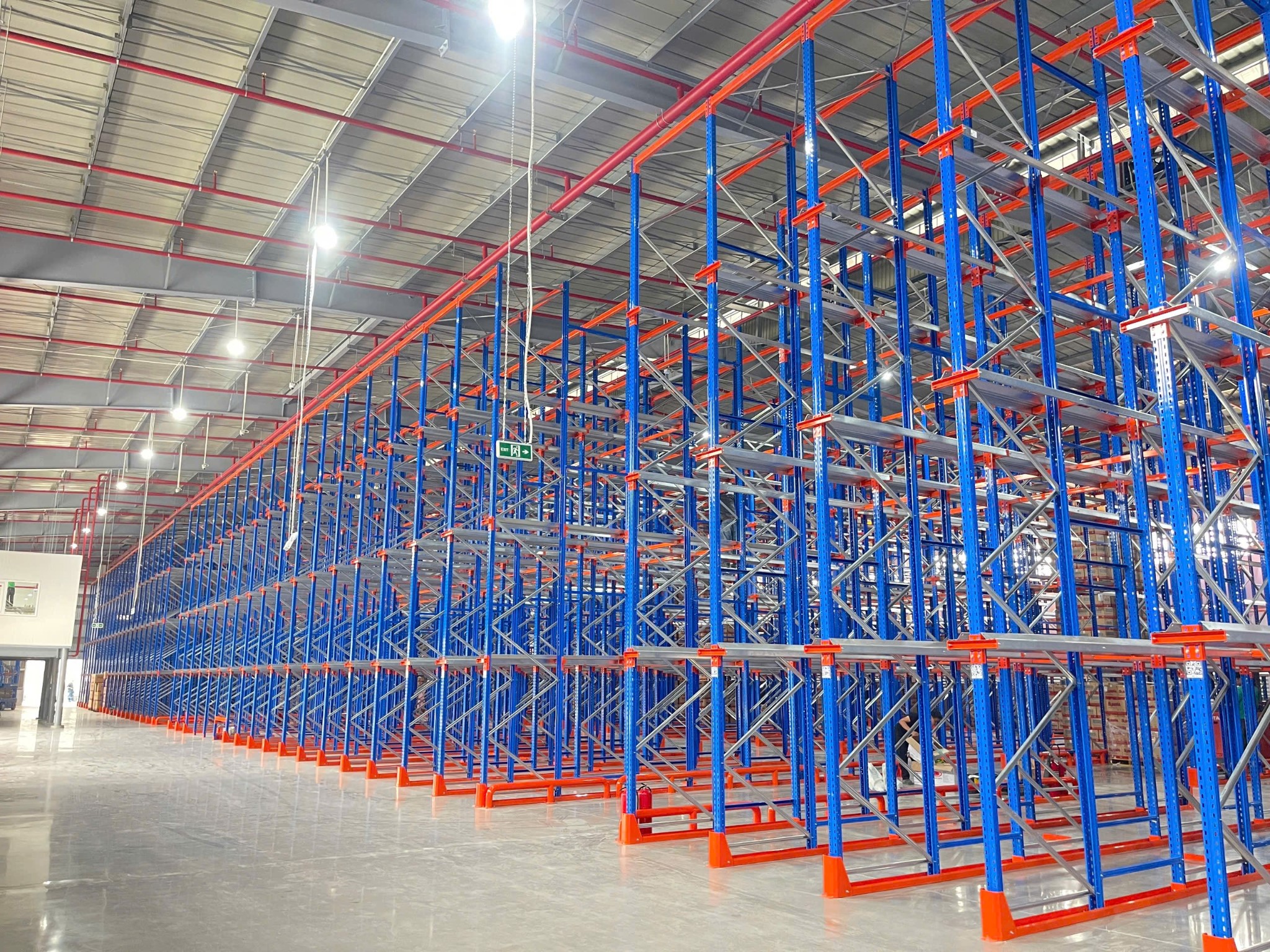 Tại sao doanh nghiệp lựa chọn kệ công nghiệp VNT là đơn vị lắp đặt kệ kho?