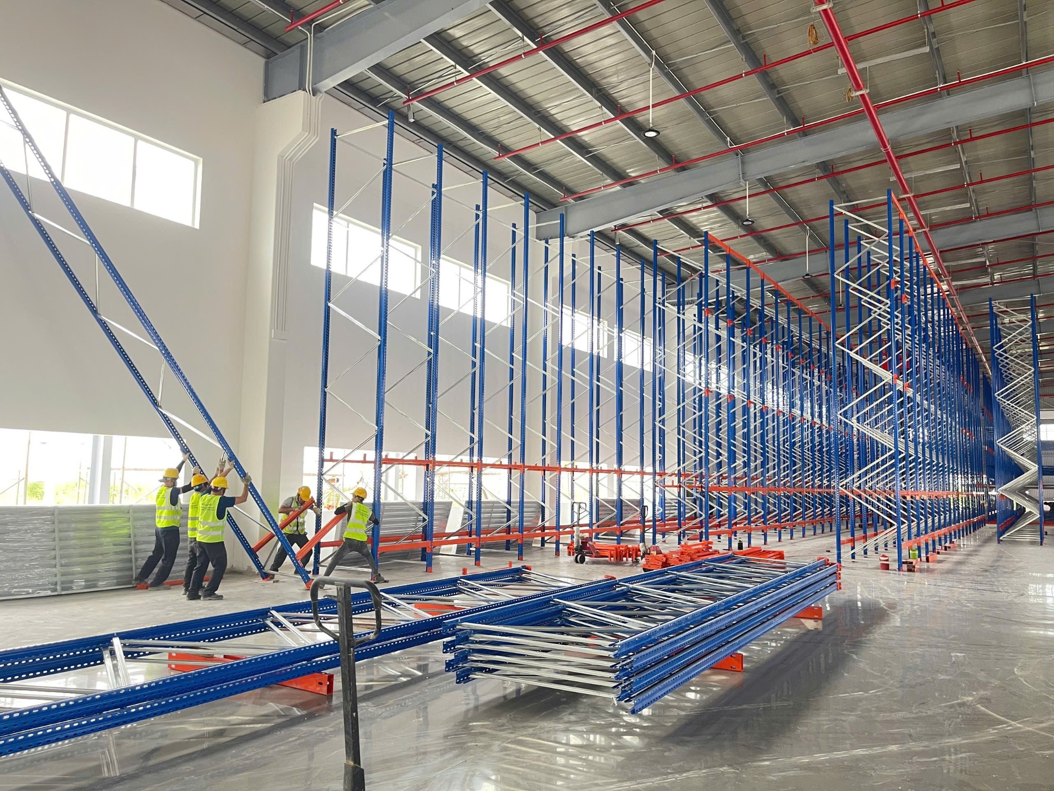 Tại sao doanh nghiệp lựa chọn kệ công nghiệp VNT là đơn vị lắp đặt kệ kho?