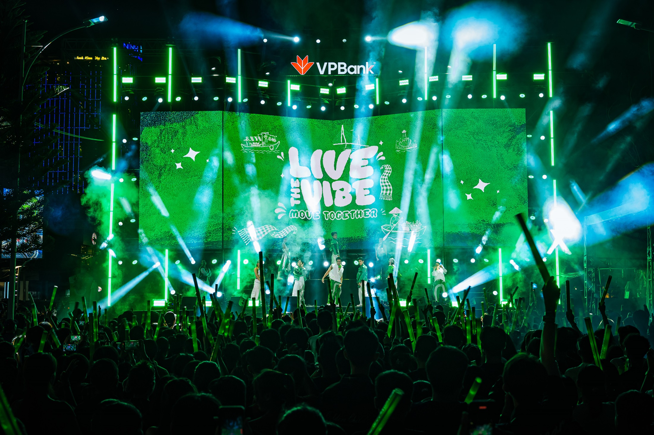 Đêm nhạc “VPBank Live the Vibe - Move Together” khuấy động Cần Thơ với hàng ngàn khán giả trẻ