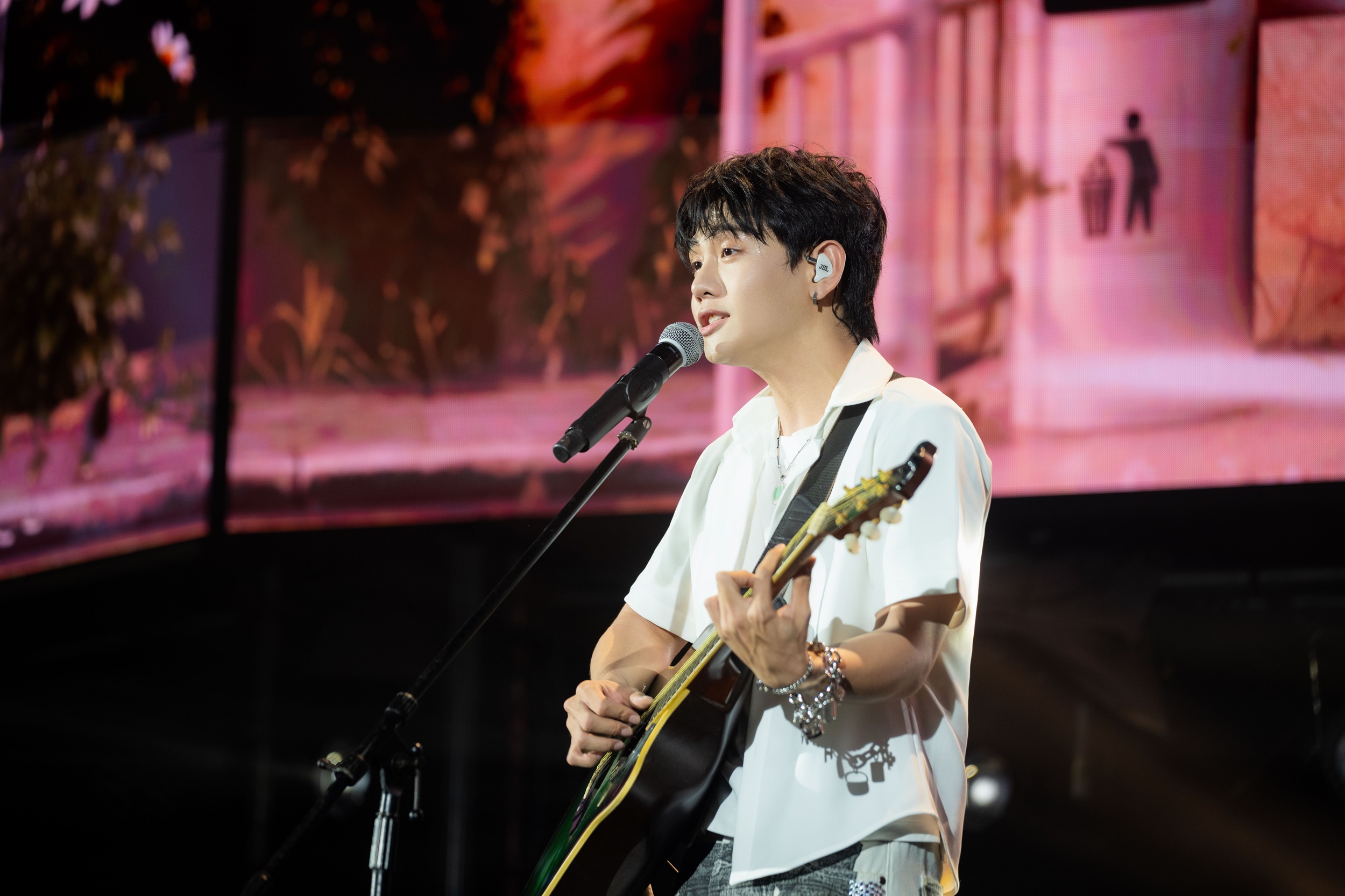 Đêm nhạc “VPBank Live the Vibe - Move Together” khuấy động Cần Thơ với hàng ngàn khán giả trẻ