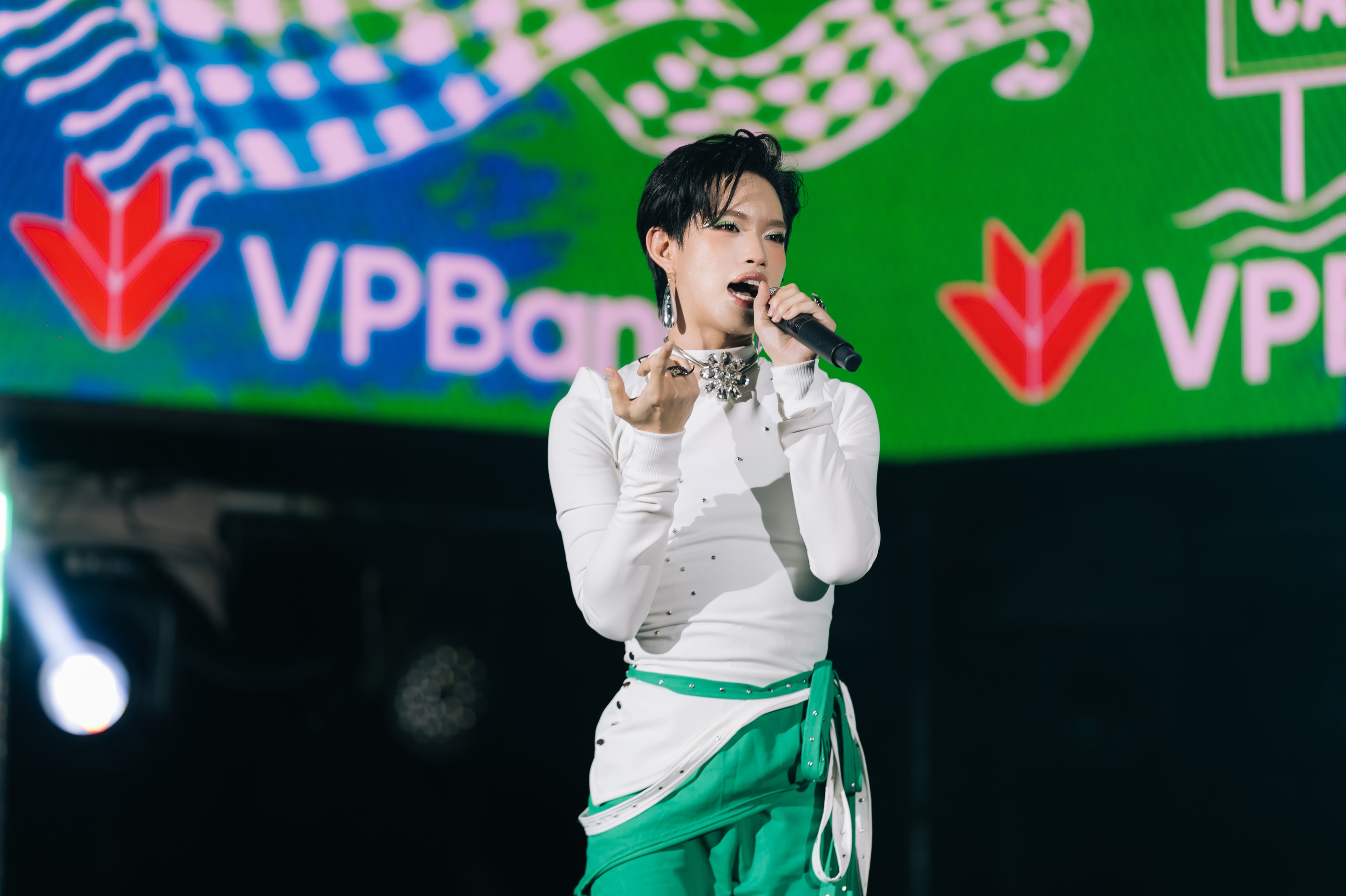 Đêm nhạc “VPBank Live the Vibe - Move Together” khuấy động Cần Thơ với hàng ngàn khán giả trẻ