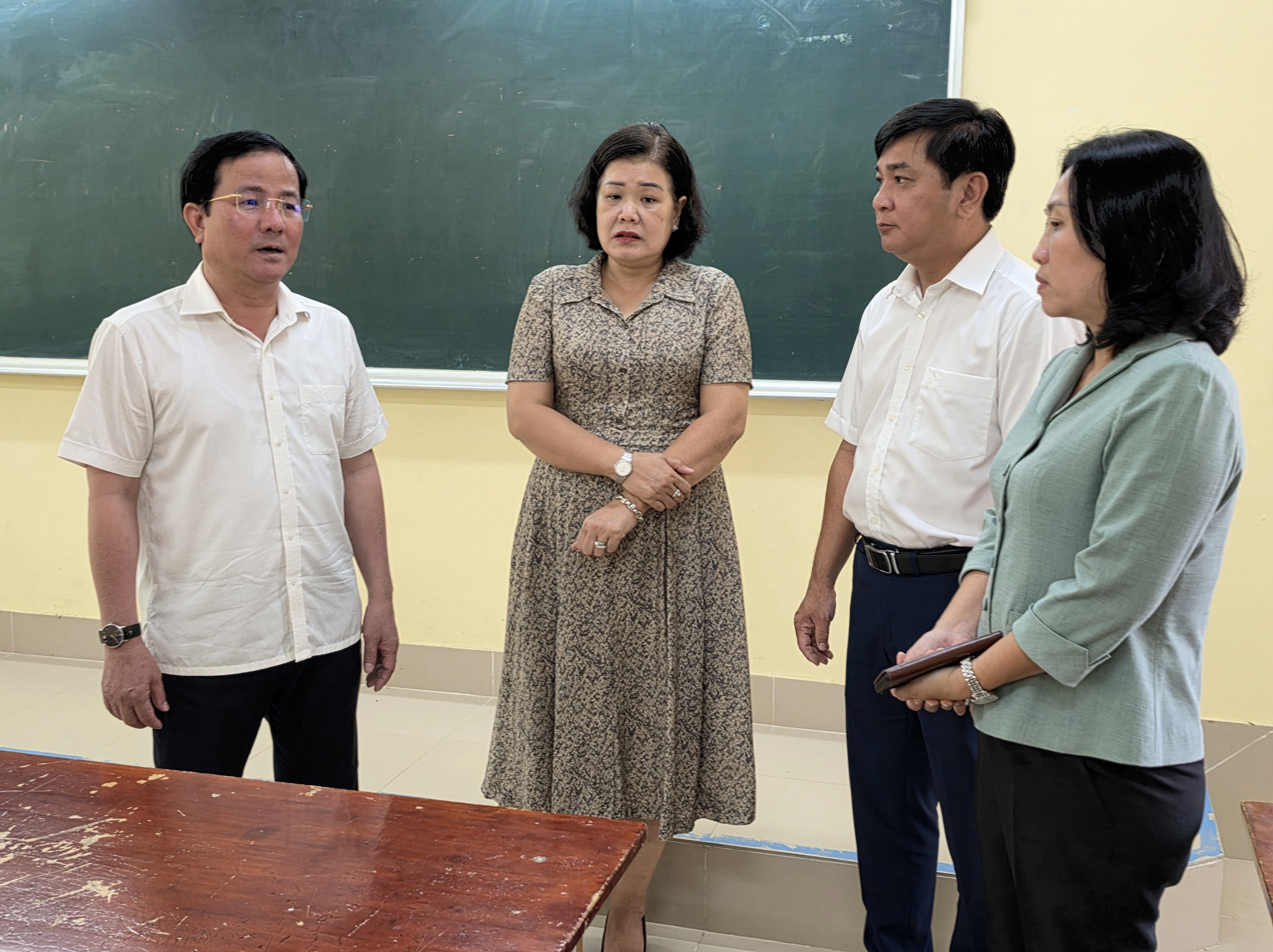 Phó Bí thư Thành ủy Trần Văn Huyến kiểm tra công tác chuẩn bị khai giảng năm học mới tại Trường THCS và THPT Phan Văn Hùng