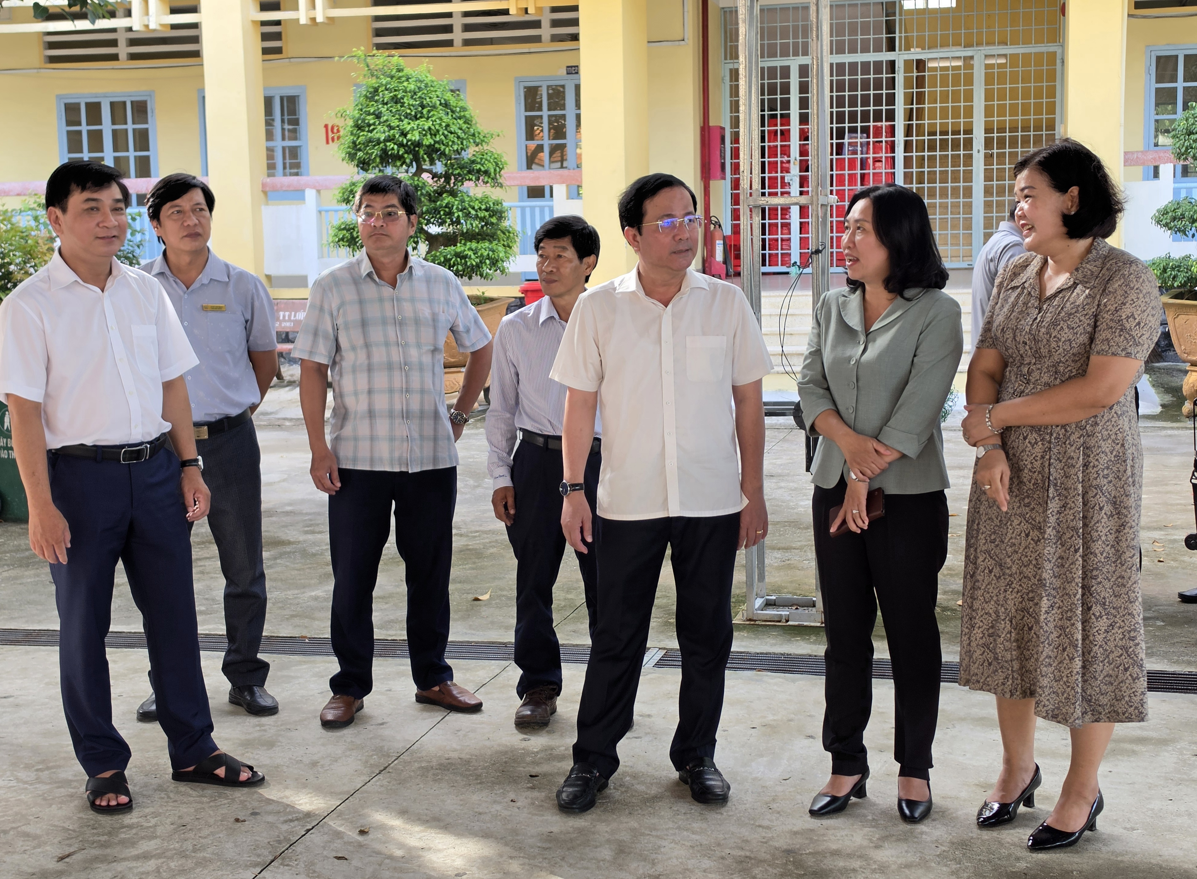 Phó Bí thư Thành ủy Trần Văn Huyến kiểm tra công tác chuẩn bị khai giảng năm học mới tại Trường THCS và THPT Phan Văn Hùng