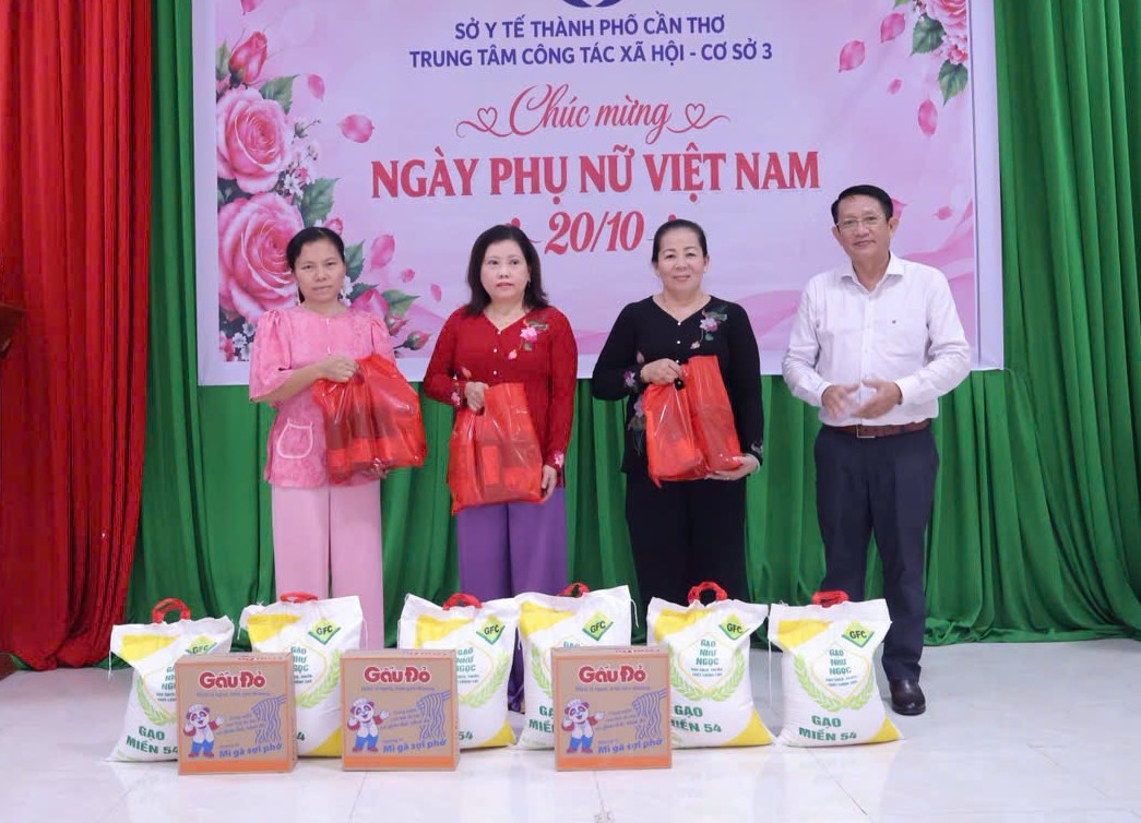 mỗi cơ sở trao 3 phần quà gồm gạo và nhu yếu phẩm, góp phần chia sẻ khó khăn, động viên chị em vươn lên trong cuộc sống. 