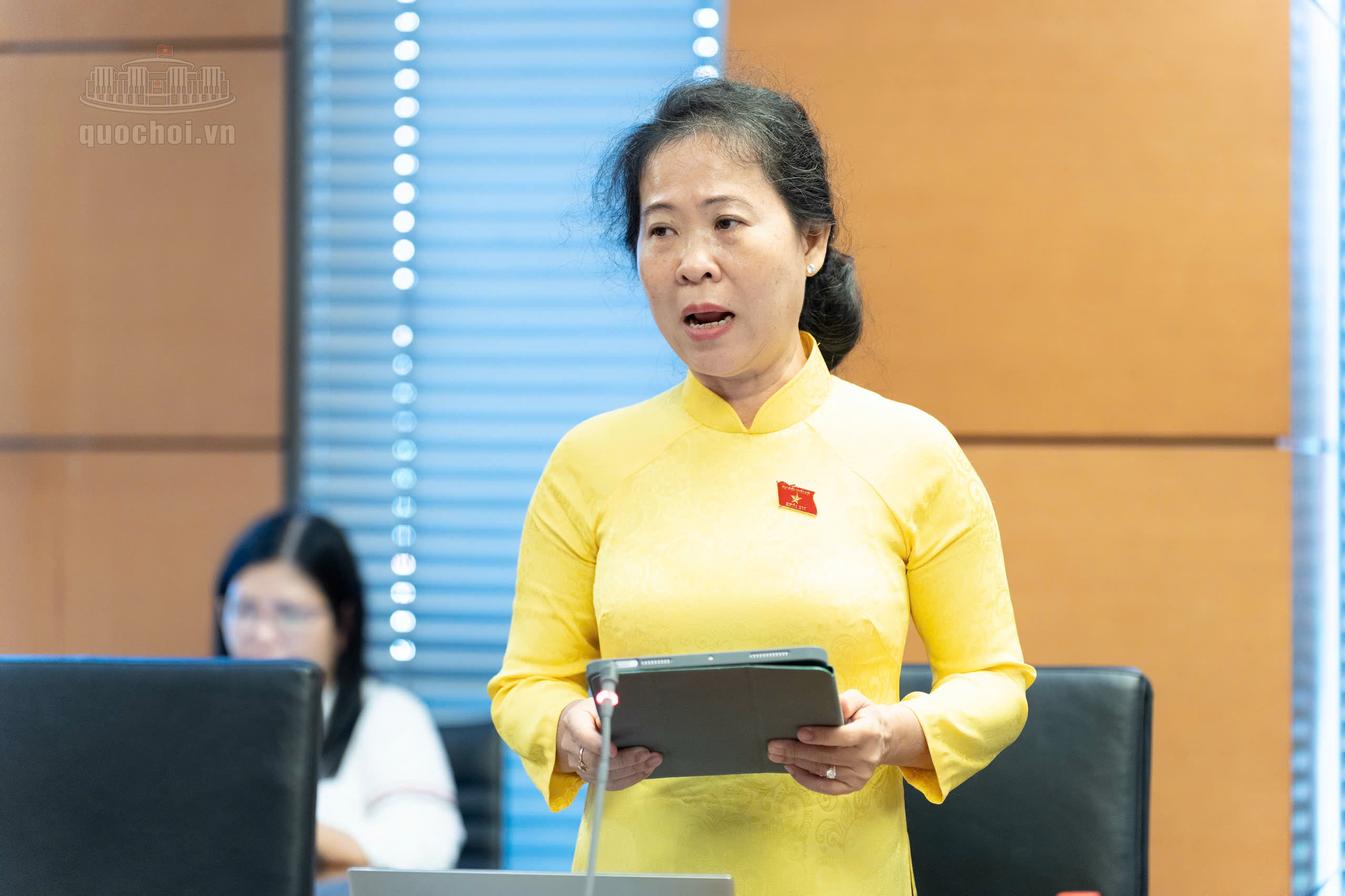Bà Tô Ái Vang, Phó trưởng đoàn chuyên trách Đoàn đại biểu Quốc hội TP Cần Thơ, góp ý dự án Luật sửa đổi, bổ sung một số điều của Luật Bảo vệ môi trường