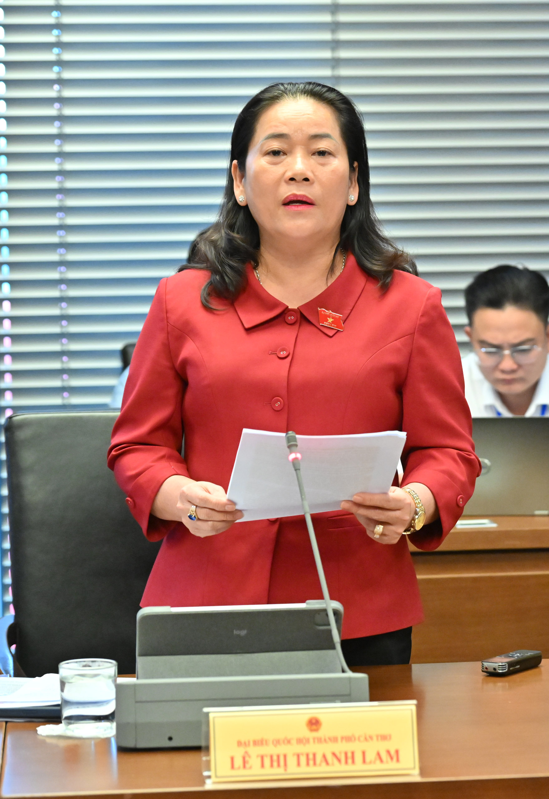Bà Lê Thị Thanh Lam, Phó trưởng đoàn chuyên trách Đoàn đại biểu Quốc hội TP Cần Thơ, góp ý dự án Luật Định danh và xác thực điện tử