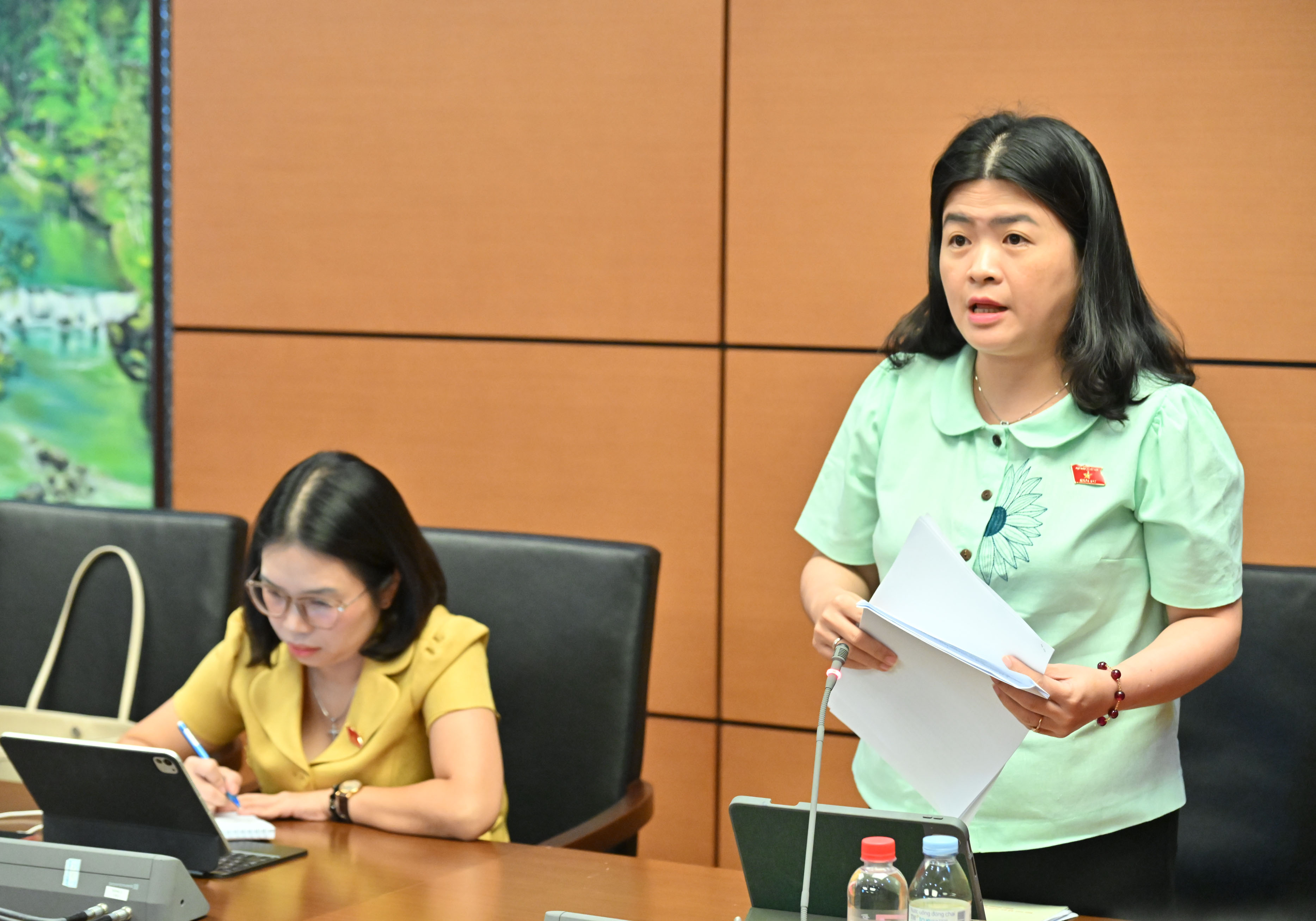 Bà Phạm Thị Minh Huệ, đại biểu Quốc hội đơn vị TP Cần Thơ, góp ý Dự án Luật Xử lý vi phạm hành chính (sửa đổi)