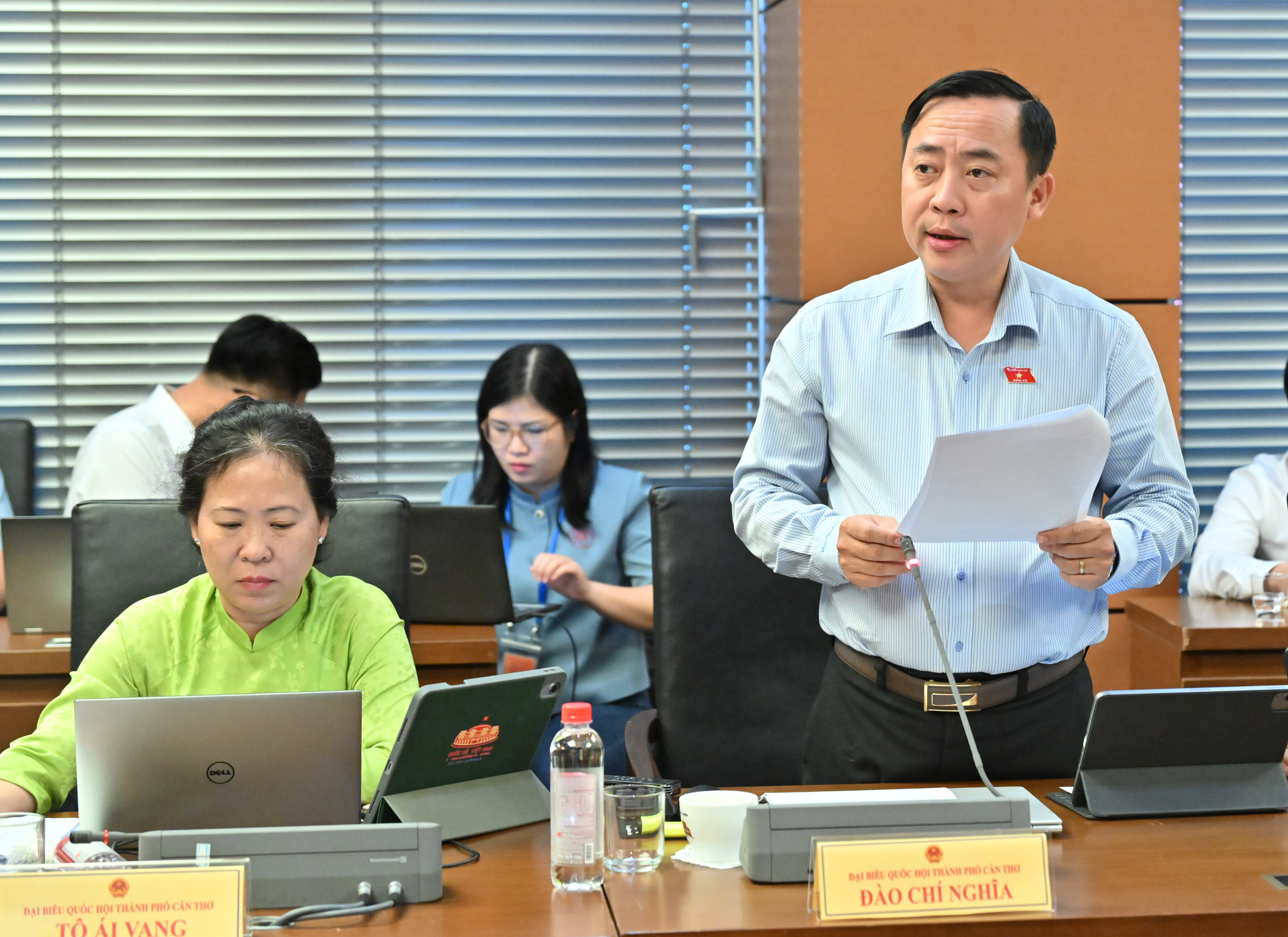 Ông Đào Chí Nghĩa, Phó trưởng đoàn chuyên trách Đoàn Đại biểu Quốc hội TP Cần Thơ, góp ý dự án Luật An ninh dữ liệu