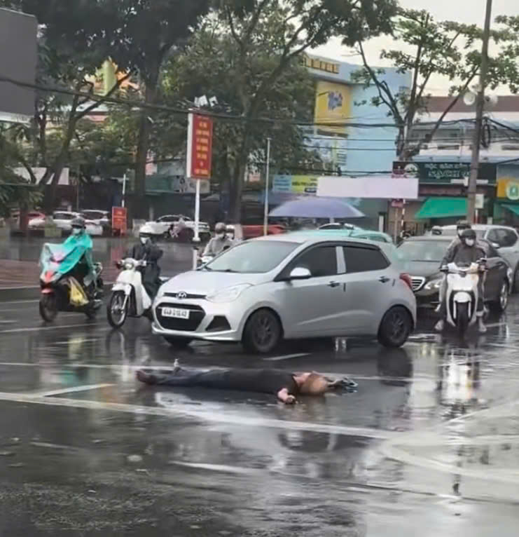 Người đàn ông nằm trên đường phố giữa trời mưa ở Cần Thơ không liên quan đến ma túy