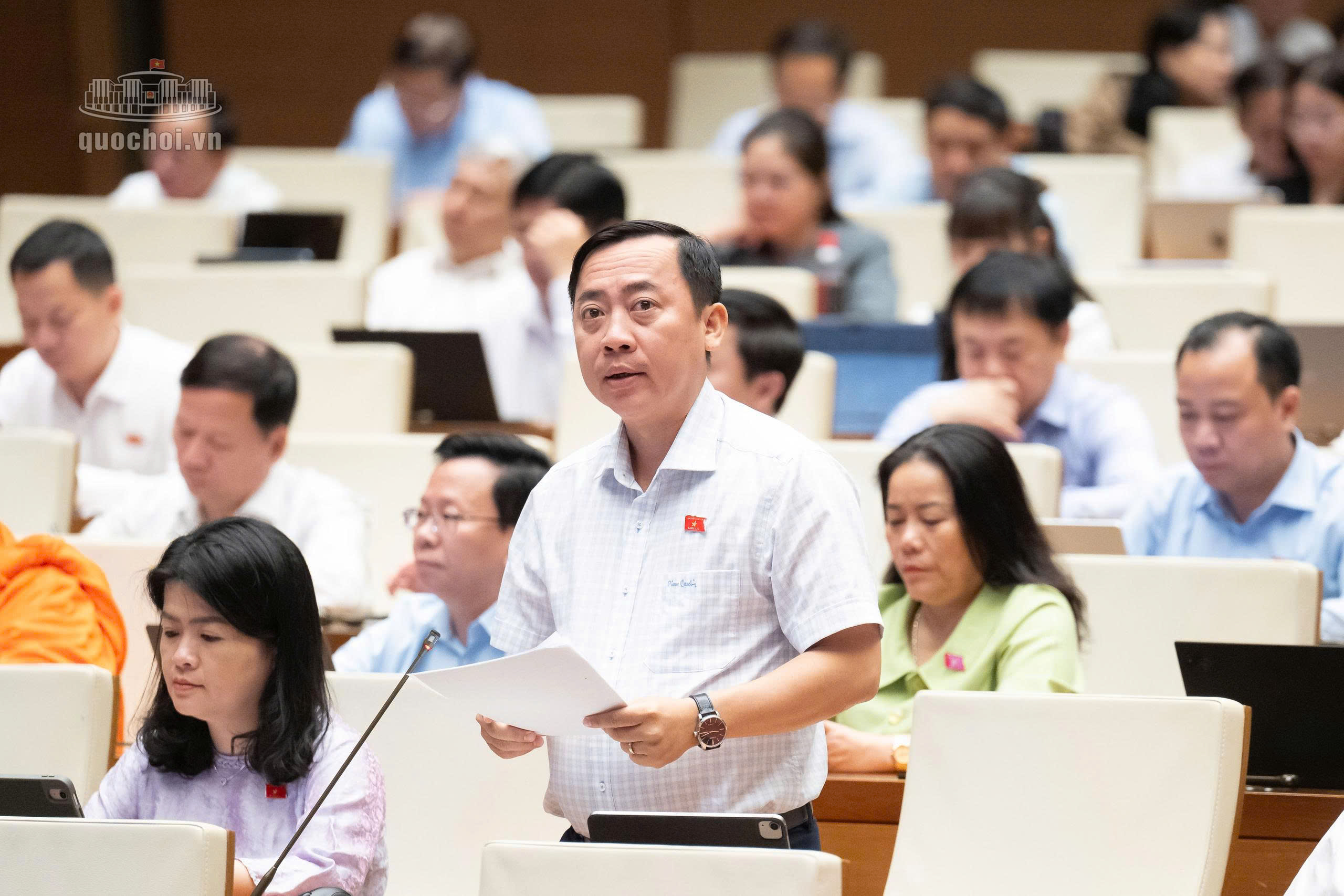 Ông Đào Chí Nghĩa, Phó trưởng đoàn chuyên trách Đoàn Đại biểu Quốc hội TP Cần Thơ, góp ý tình hình thực hiện Kế hoạch phát triển kinh tế - xã hội năm 2026